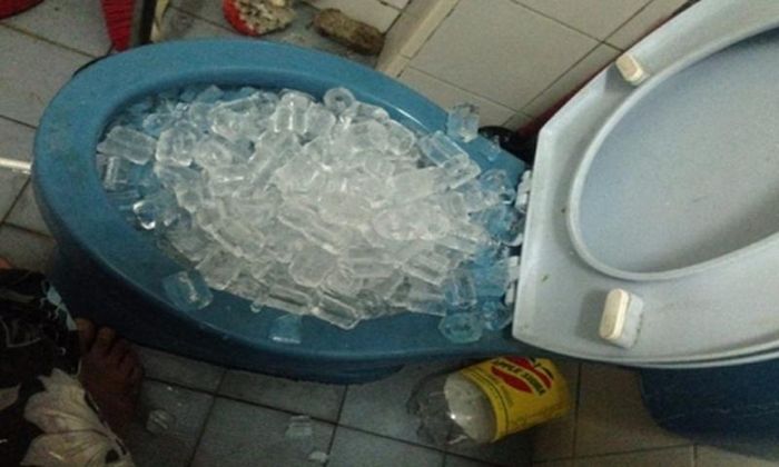  Đổ đá lạnh vào bồn cầu có tác dụng làm sạch cực hiệu quả.