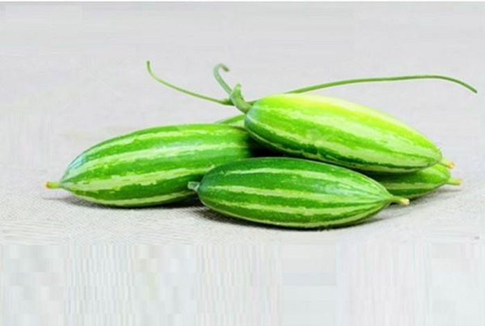 Quả lặc lày còn có tên gọi khác là quả mướp Nhật. Lặc lày có thân tròn trịa, vỏ ngoài có sọc xanh trắng gần giống với dưa gang, mùi thơm ngon, vị ngọt thanh mát rất được ưa chuộng vào mùa hè. (Nguồn Thaprauhuuco)