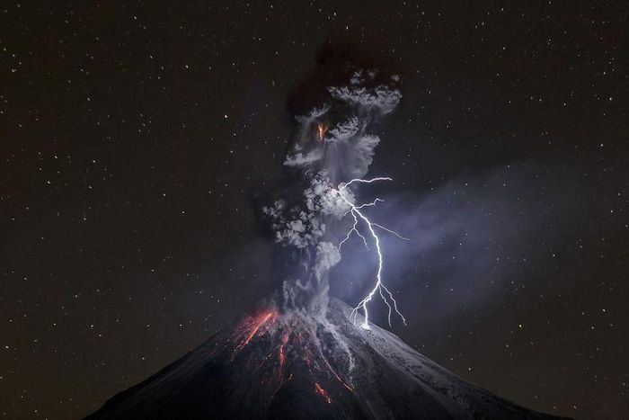 Hình ảnh khó tin này cho thấy sự phun trào mạnh mẽ của núi lửa Colima ở Mexico kết hợp với hiện tượng sét đánh, khiến người ta liên tưởng đến cuộc chiến của các vị thần. (Nguồn Bored Panda)