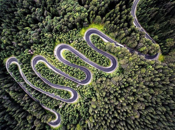 Đây là đường Cheia (DN1A), con đường đưa bạn đến Transylvania. Transylvania, địa danh nổi tiếng, là nơi sinh của bá tước bóng đêm huyền thoại Count Dracula. Truyền thuyết nói rằng bức ảnh này giống như những gì Dracula có thể nhìn thấy trong các chuyến bay đêm của mình. (Nguồn Bored Panda)