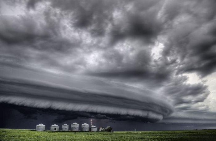 Trước thềm diễn ra cơn bão khủng khiếp ở Saskatchewan, một tỉnh bang miền tây của Canada. Nhìn cả bầu trời như đang sụp xuống và con người vô cùng bé nhỏ, có thể bị nuốt chửng hoàn toàn bất cứ lúc nào. (Nguồn Bored Panda)