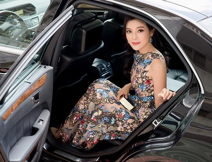Diễn viên Cao Thái Hà chọn thiết kế đính kết tỉ mỉ trên nền lưới trong suốt của Đức Vincie để gây ấn tượng giữa dàn mỹ nhân.
