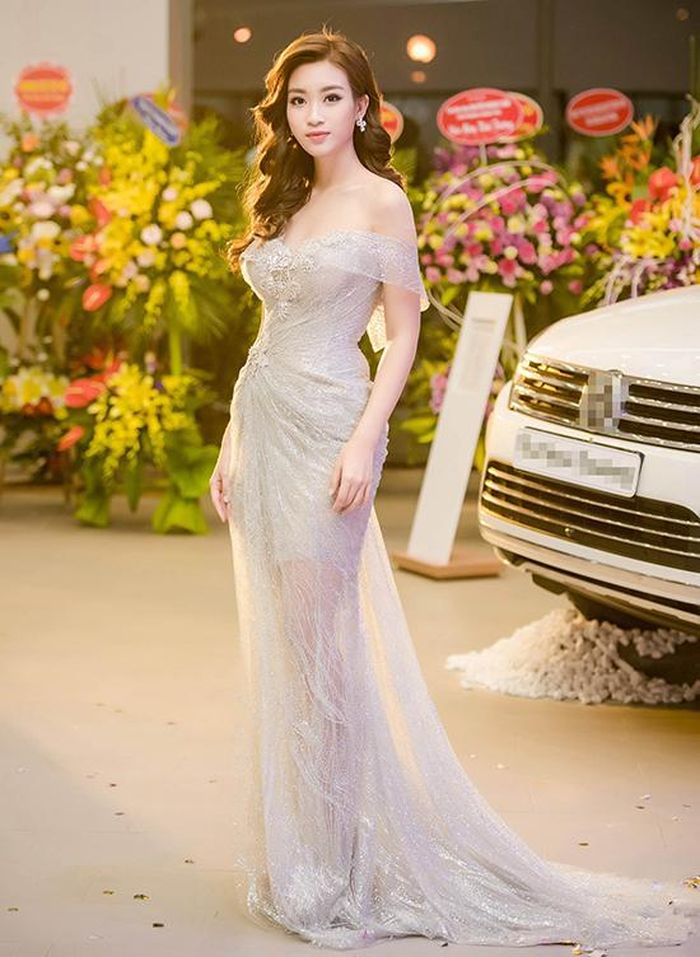 Mẫu váy xuyên thấu chất liệu bắt sáng lấp lánh, cúp ngực gợi cảm của NTK Anh Thư giúp Hoa hậu Mỹ Linh nổi bật trong một sự kiện ở Hà Nội.