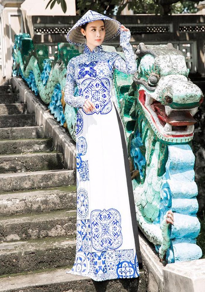 Á hậu Áo dài 2016 Minh Phương đẹp nền nã cùng mẫu áo dài in họa tiết gốm sứ tinh tế.