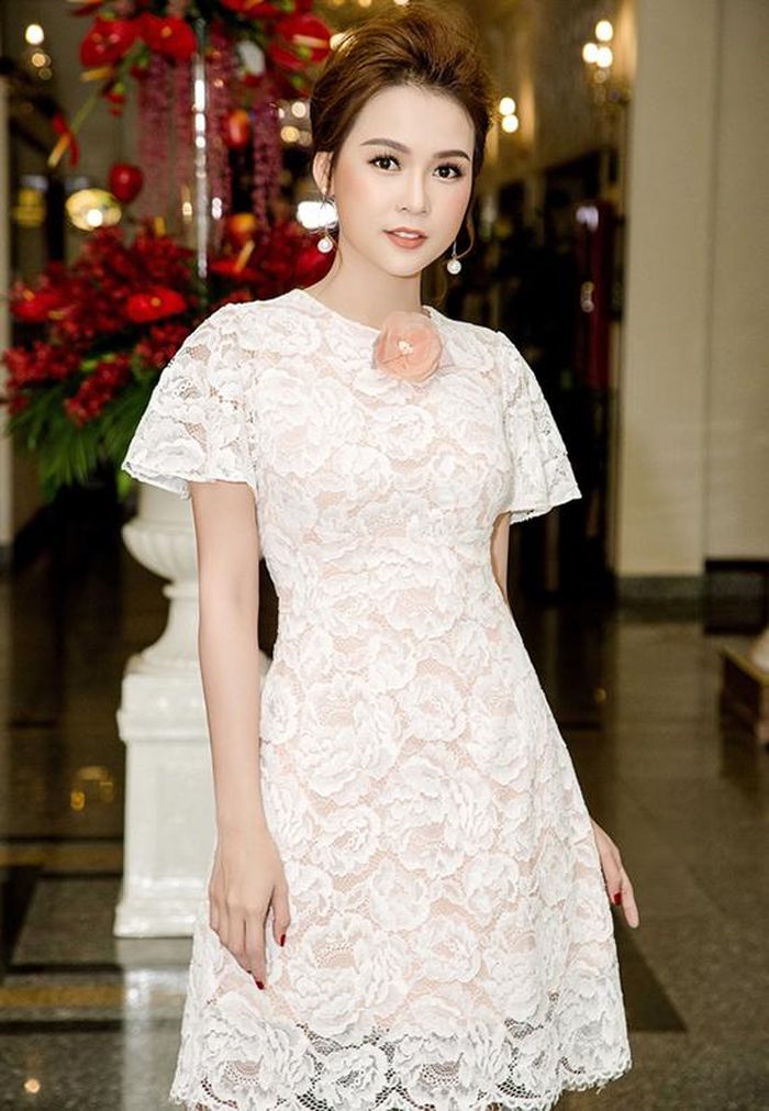 Không cần trang phục cầu kỳ, hot girl Sam vẫn được khen ngợi về phong cách nữ tính, dịu dàng trong buổi họp báo ở TP HCM.