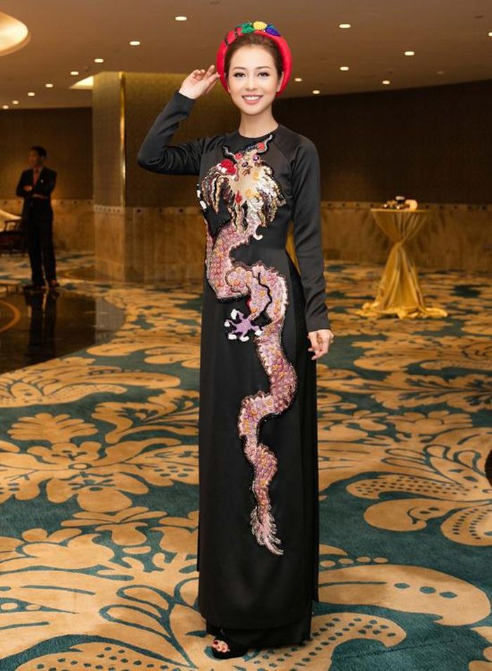 Hoa hậu Jennifer Phạm cũng ghi điểm khi diện áo dài đính kết hình rồng vô cùng công phu do NTK Thủy Nguyễn thực hiện riêng.