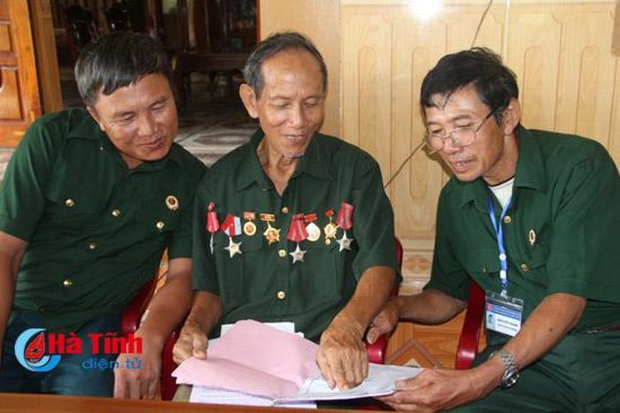 Cựu tù Phạm Hồng Sơn (ngồi giữa) ôn lại kỷ niệm với đồng đội.