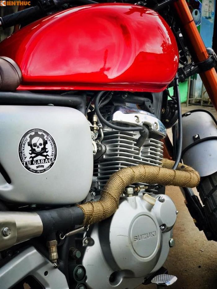 Chiếc xe côn tay EN150A nguyên bản có kiểu dáng naked-bike và thiết kế khá "quê", chính vì vậy TTD đã loại bỏ toàn bộ bình xăng và các chi tiết thân vỏ của chiếc xe. Thay vào đó, xưởng độ đã trang bị cho xe một bình xăng lớn với kiểu dáng khá giống Triumph Bonneville được sơn màu đỏ bắt mắt, cùng với cặp ốp che hai bên thân xe gò thủ công sơn bạc.