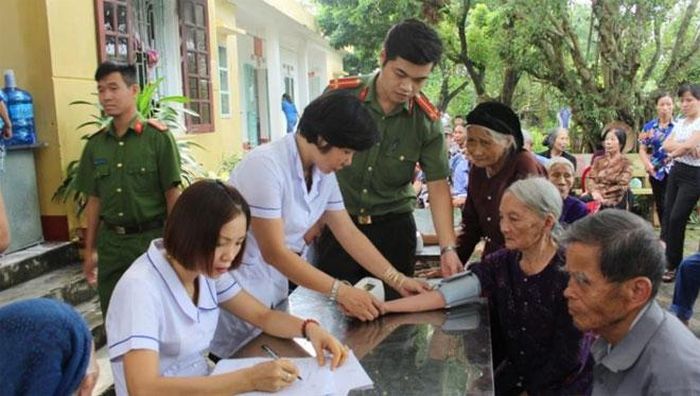 Đoàn thanh niên Công an thành phố Phủ Lý, Hà Nam và Đoàn thanh niên BVĐK tỉnh khám bệnh và tư vấn sức khỏe cho nhân dân xã Trịnh Xá. 