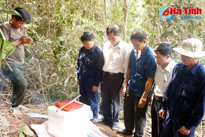 Nghiêng mình trước anh linh đồng đội hy sinh trên đất bạn Lào.