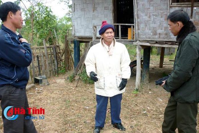 Một người dân ở bản Xốp Ngom thông tin cho đội quy tập về mộ liệt sĩ ông phát hiện được ở rừng.
