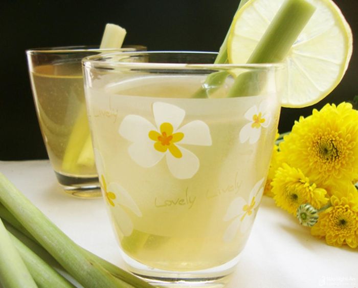 Trà sả mật ong: Trong mùa đông, trà sả có công dụng chữa cảm lạnh và ho bằng cách kết hợp lá sả, mật ong, hạt tiêu, quế, nước cốt chanh, lá bạc hà. Loại trà sả hỗn hợp này giúp thông mũi họng, giữ ấm toàn thân và dịu cơn ho trong mùa lạnh. Ngoài ra, trà sả có tính kháng nấm, kháng khuẩn, chống ký sinh trùng, đặc biệt chống viêm.