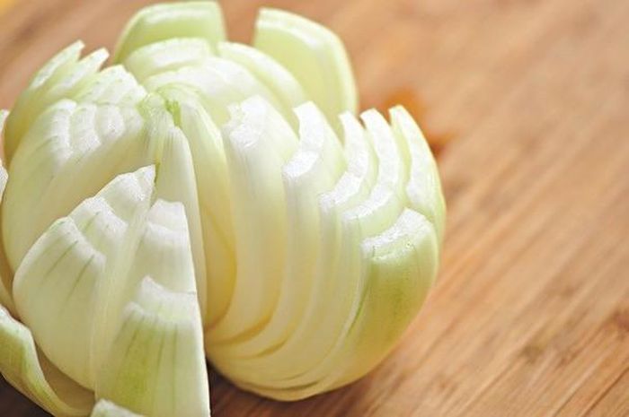 Mật ong và hành tây: Hãy cắt hành tây thành từng lát mỏng, trộn đều với mật ong, để qua đêm và pha với nước ấm để có trà giữ nhiệt vào sáng hôm sau. Trà này rất tốt để giữ ấm và phòng ngừa cảm lạnh trong những ngày rét buốt, mưa gió dầm dề.