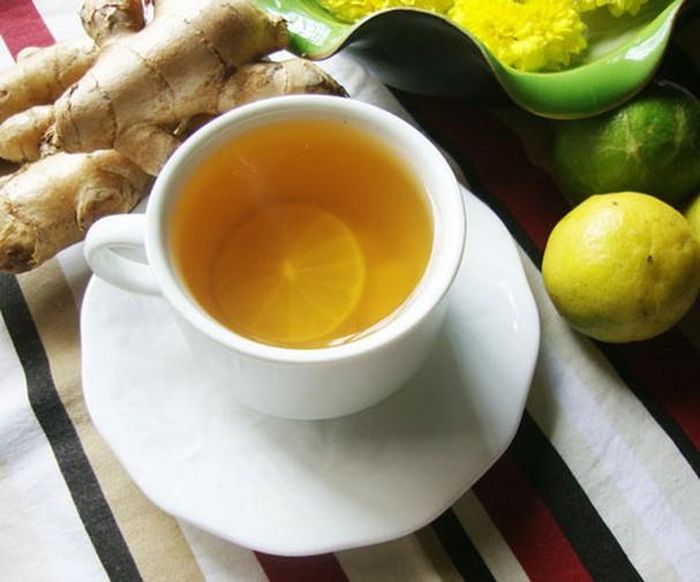 Trà gừng, mật ong và chanh: Trộn mật ong với ít nước chanh thêm chút gừng băm nhỏ cuối cùng thêm chút quế vào cốc trà của bạn. Nhưng lưu ý đừng nên dùng nước quá nóng vì khi đó sẽ làm mất hết các tính năng của mật ong và chanh.