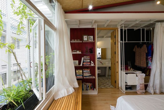 Bên ô cửa sổ đặt ghế dài giúp mọi người có thêm nơi đọc sách, ngắm cảnh mỗi ngày.
