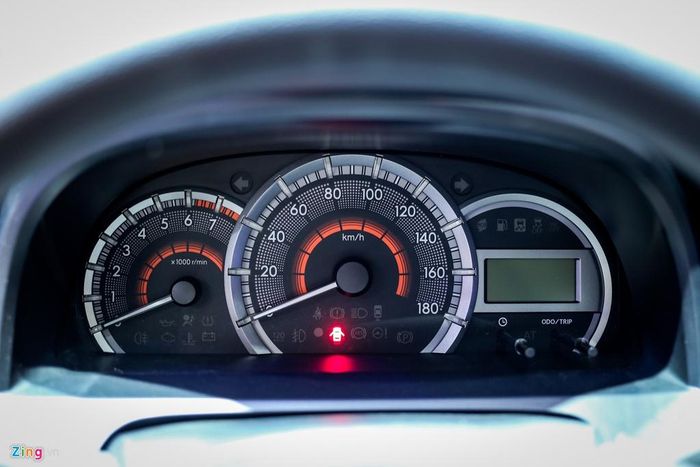 Đồng hồ hiển thị sau vô lăng tích hợp màn hình điện tử nhỏ đơn sắc.