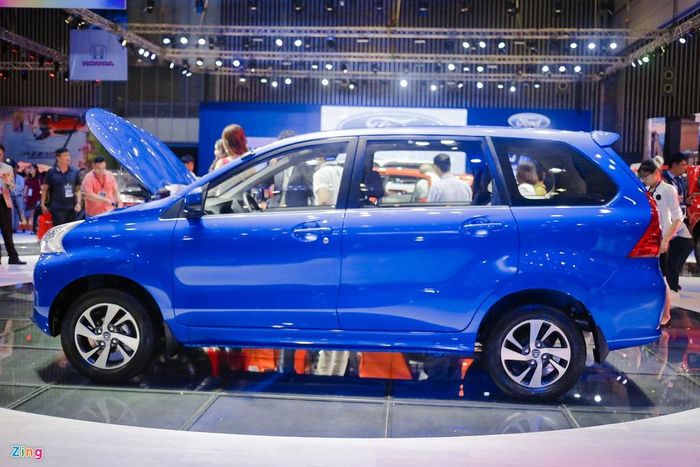 Kích thước dài, rộng, cao của Avanza lần lượt là 4.190 x 1.660 x 1.695 (mm).Trục cơ sở xe dài 2.655 mm. So với Innova, kích thước của Avanza nhỏ hơn đôi chút nên không gian bên trong cabin, đặc biệt là hàng ghế thứ 3, cũng hẹp hơn.