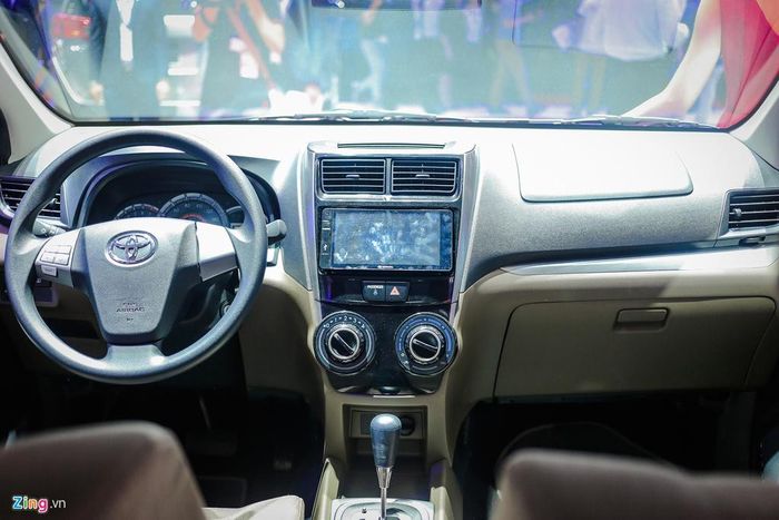 Không gian cabin của Avanza thiết kế tối giản dù mẫu xe trưng bày là bản G, gần cao cấp nhất của dòng xe này. Mặt táp-lô bằng nhựa, giả kiểu vân da.