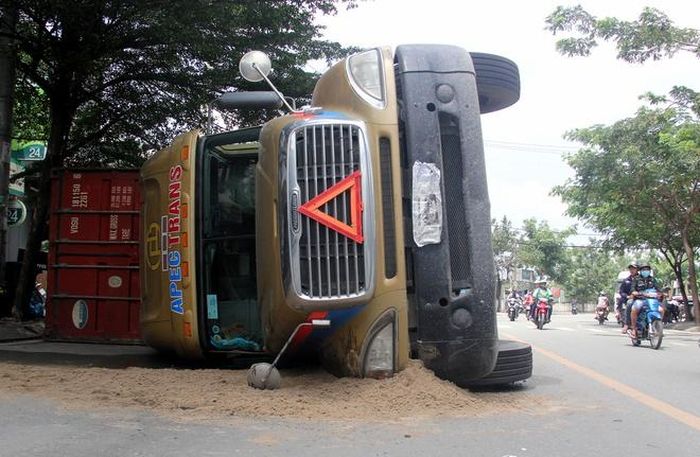Chiếc xe đầu kéo lật nghiêng trên đường. Ảnh: Lê Trai.