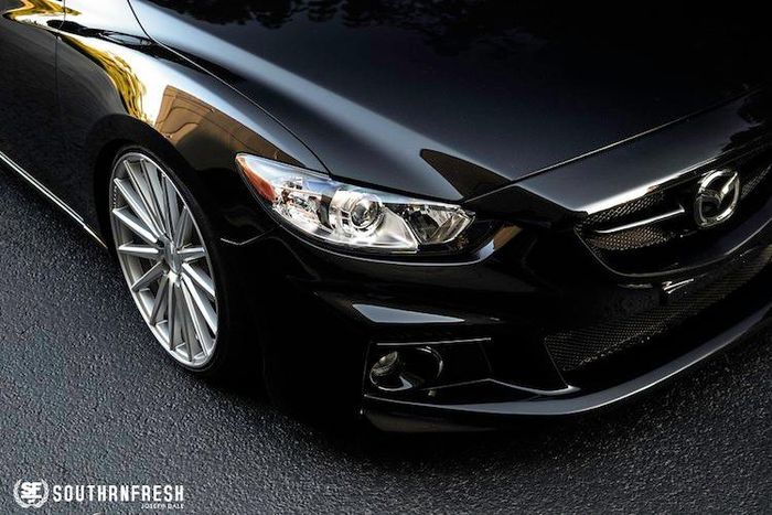 Ở phía trước, chiếc xe cũng đã được lắp bộ bodykit thể thao của hãng Autoexe với thiết kế hấp dẫn, cùng với lưới tản nhiệt mới với một thanh ngang kèm logo Mazda ở giữa.