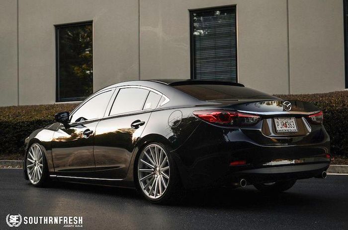 Ở phía sau, chủ xe đã không thay đổi quá nhiều chi tiết của Mazda 6 khi chỉ bổ sung thêm cánh gió dạng nẹp trên kính sau và bỏ đi tất cả các logo, chỉ giữ lại biểu tượng cánh chim của Mazda để chiếc xe trông gọn gàng và "sạch sẽ" hơn.