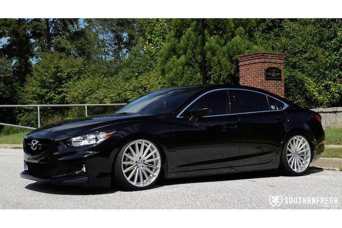 Sau khi được chủ xe "dọn" lại theo phong cách VIP của Nhật, chiếc sedan Mazda 6 đã có vẻ ngoài không chỉ thể thao mà còn sang trọng và uy nghi như những mẫu xe siêu sang.