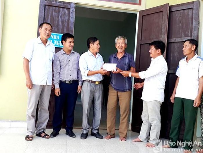 Bàn giao nhà tình nghĩa cho thương binh 4/4 Cao Sỹ Túc ở xóm 7, xã Diễn Thọ. Ảnh: Mai Sao