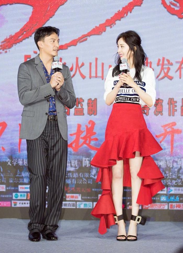 Thu hút trên sân khấu với áo thun in mix cùng chân váy đỏ bèo duyên dáng. 
