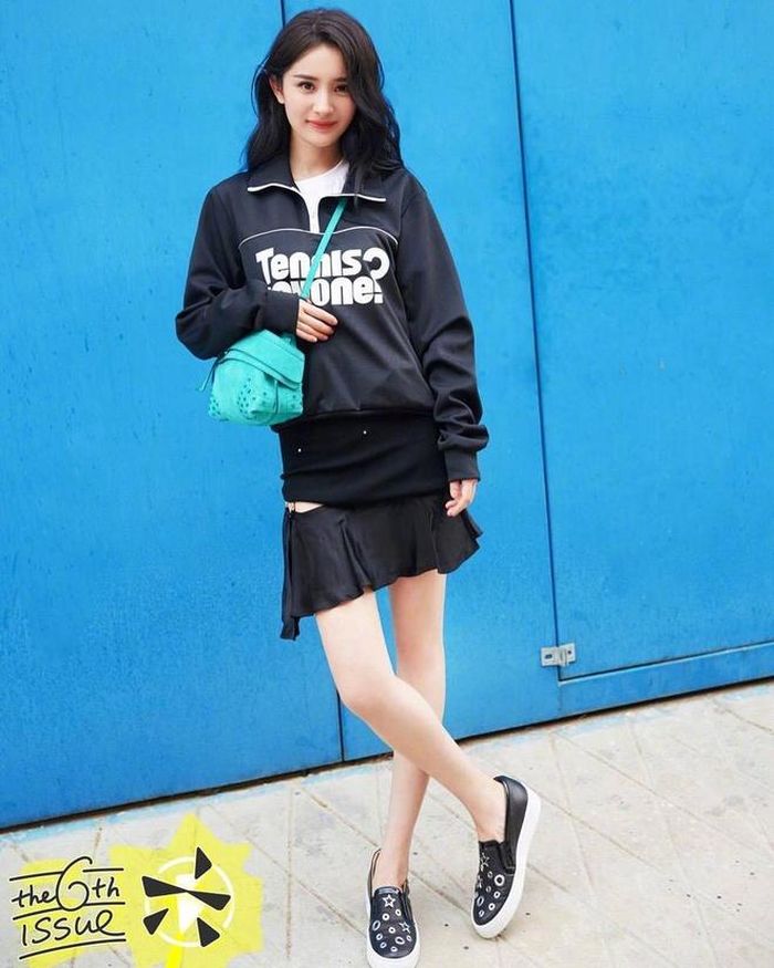 Nữ diễn viên cũng chuộng phong cách thể thao cá tính khi diện áo nỉ với chân váy cut-out và sneaker. 