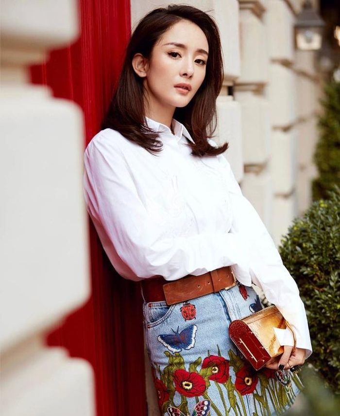 Sơ mi trắng và chân váy jeans đính stickers lạ mắt. 