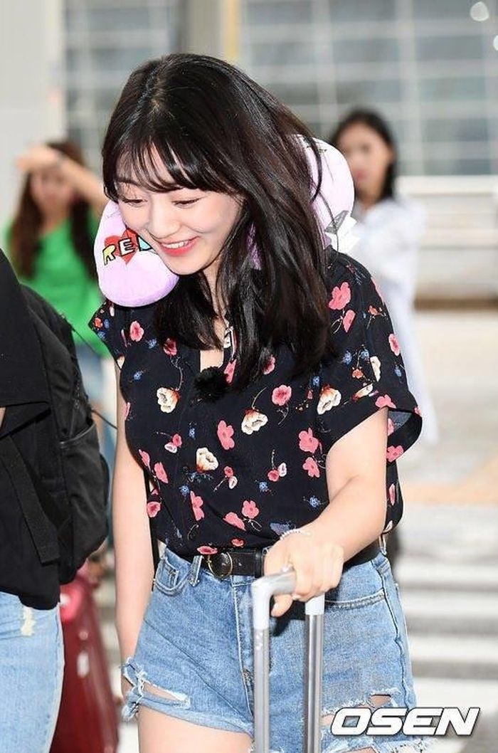 Trưởng nhóm Jihyo vui vẻ trước khi lên máy bay đến Việt Nam.