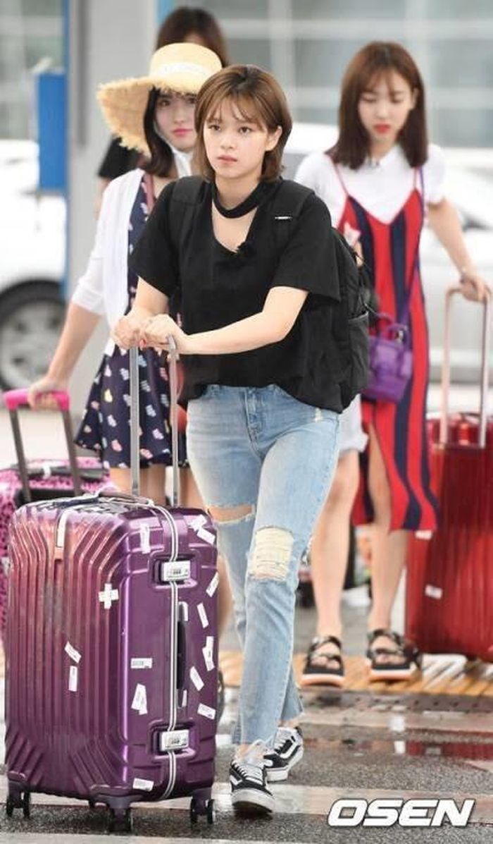 Jungyeon xuất hiện cool ngầu với quần jeans rách, áo phông.