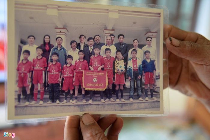 Bức ảnh này được chụp lúc Đoàn Văn Hậu 10 tuổi, khi đó em cùng đội tuyển U10 huyện Hưng Hà vô địch U10 Thái Bình. Sau đợt này, em được đôn lên đội trẻ Thái Bình, tham gia nhiều lứa U của tỉnh. Sau khi đội trẻ Thái Bình vô địch một giải đấu tại Thái Nguyên năm 2010, Hậu được các câu lạc bộ chú ý. Hà Nội FC đã nhanh tay có được tài năng trẻ này. 