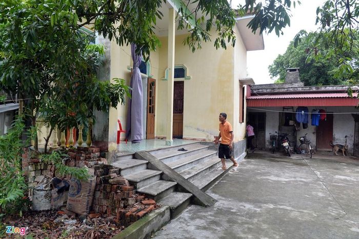 Căn nhà mái bằng được xây khá lâu của gia đình Đoàn Văn Hậu hiện chỉ có bố mẹ em ở. Anh trai của Hậu đi làm phụ xe ở Hải Phòng, thi thoảng mới về nhà. Nhớ lại hồi bé, bố Hậu kể em là một đứa trẻ thích đá bóng, hay lên chùa và đình gần nhà tranh bóng với đám trẻ cùng xóm.