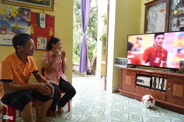 Trong các trận đấu tại SEA Games 29 mỗi khi Hậu có bóng, cha mẹ em đều cổ vũ nhiệt tình. Chiếc tivi, món đồ đắt giá nhất trong nhà, là tiền em gửi về mua.