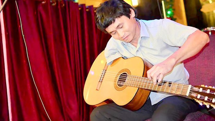 Thầy giáo Nguyễn Thế Vinh đi biểu diễn tạo nguồn hoạt động cho Trung tâm Hướng Dương