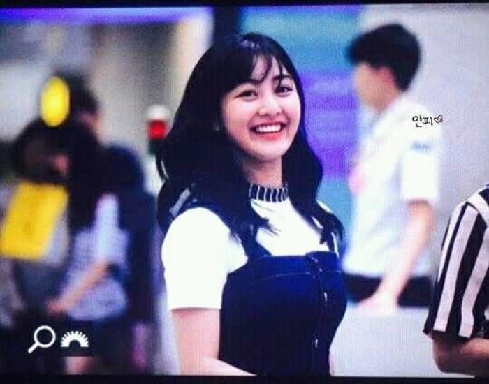 Trưởng nhóm Jihyo rạng rỡ.