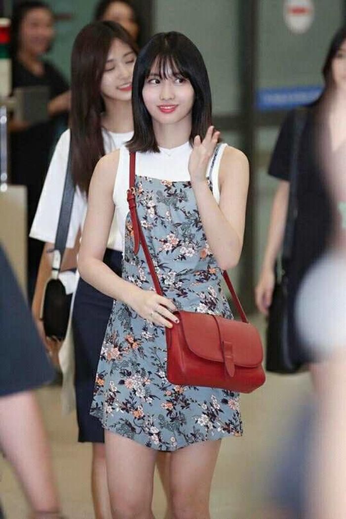 Momo đẹp dịu dàng chào người hâm mộ.