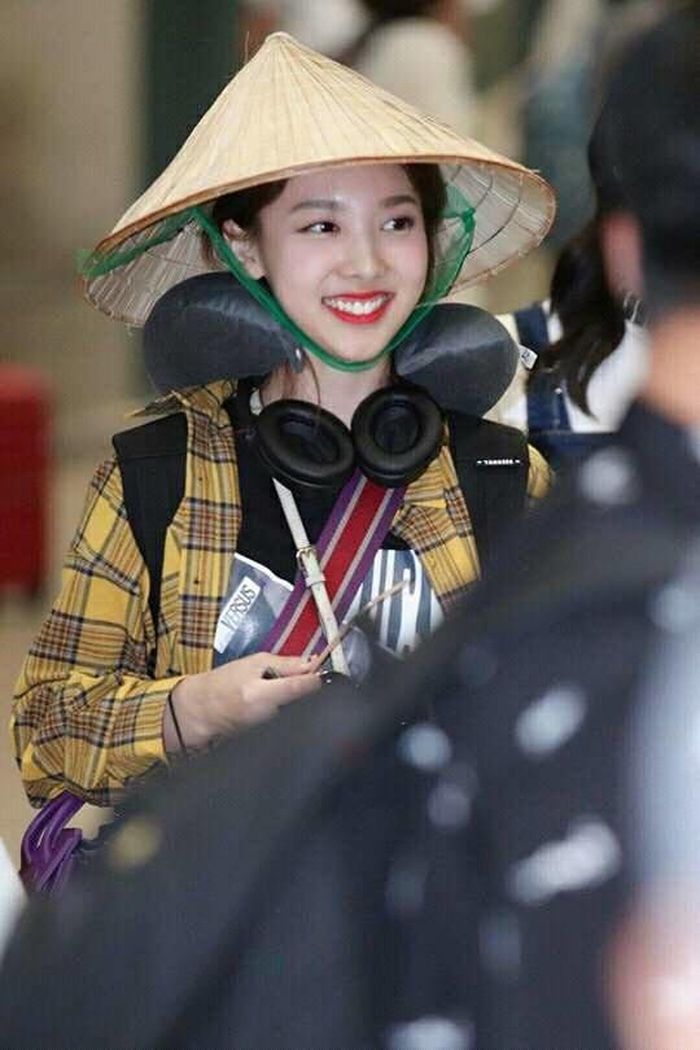 Nayeon tươi tắn đội nón lá Việt Nam tại sân bay Incheon.