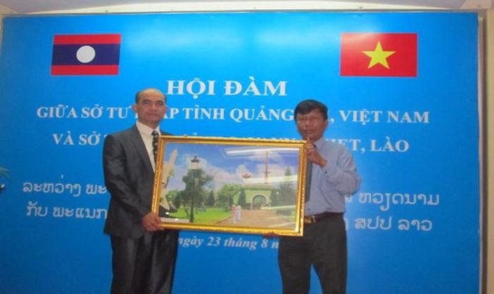 Đại diện Sở Tư pháp tỉnh Quảng Trị trao tặng bức tranh kỷ niệm Sở Tư pháp tỉnh Savannakhet