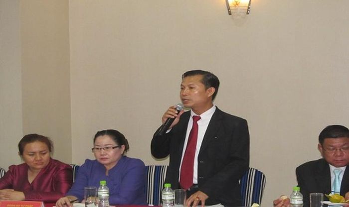 Đại diện Sở Tư pháp tỉnh Savannakhet trả lời những thắc mắc mà phía Sở Tư pháp tỉnh Quảng Trị đặt ra