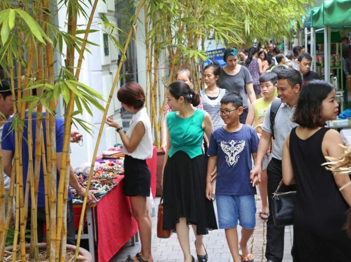 Nhộn nhịp mua sắm trong phiên chợ đặc biệt EcoSunday. 