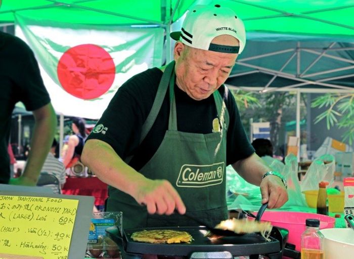  Bác đầu bếp người Nhật đang chế biến món bánh xèo Nhật Bản (okonomiyaki) phục vụ du khách. 