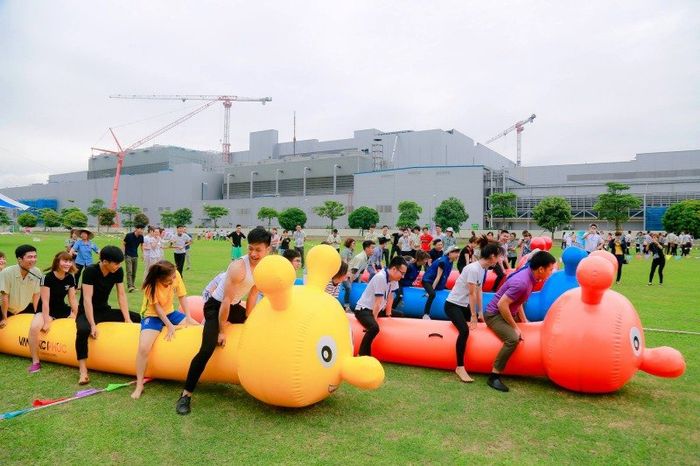  Chú sâu to đùng "cân'' được team lên tới 6 người. 