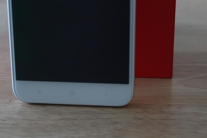 Phía dưới vẫn là sự sắp xếp các nút điều hướng quen thuộc trên các dòng Redmi Note trước đây.