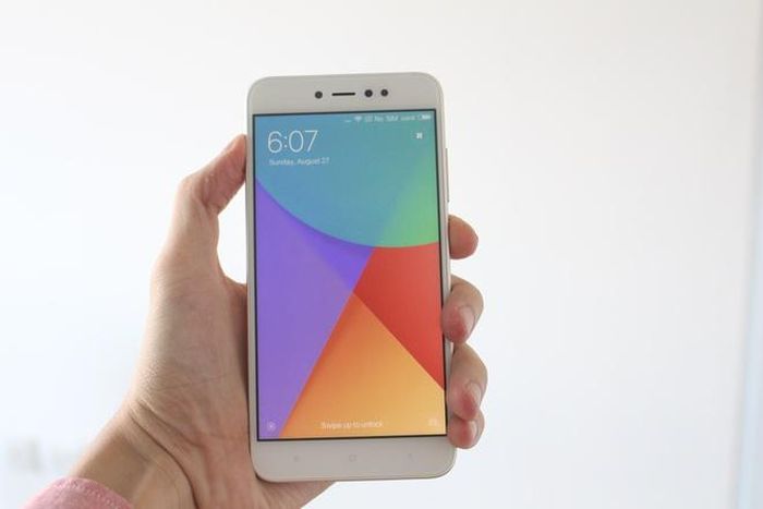 Máy sở hữu màn hình 5,5 inch với tấm nền IPS. Kích thước này tương tự các dòng Redmi Note trước đây của Xiaomi.