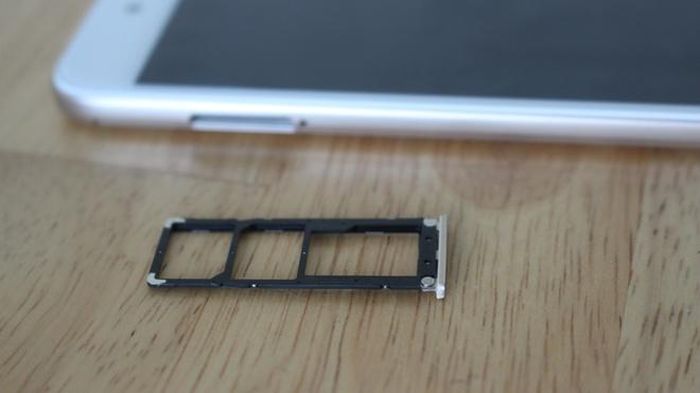 Sản phẩm được trang bị chip Snapdragon 435 cho phiên bản cao và trung cấp. Phiên bản còn lại sở hữu vi xử lý Snapdragon 425.