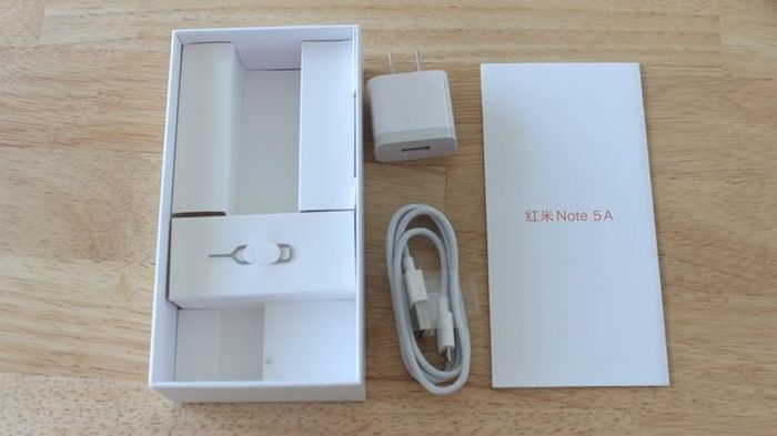 Sản phẩm vẫn giữ kết nối MicroUSB thay vì USB Type-C. Ngoài ra, đi kèm với thiết bị còn có củ sạc, que chọc SIM và sách hướng dẫn sử dụng, không có tai nghe.