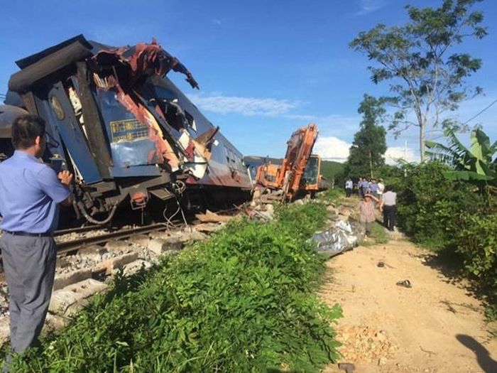 Tàu SE3 trật bánh sau khi va chạm với một máy xúc. Ảnh: CTV.