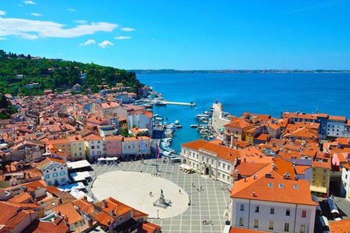  Thị trấn Piran yên bình ở Slovenia thường được ví với Venice. Biển bao quanh vùng đất thiên đường cùng những ngôi nhà nhiều màu sắc tạo nên khung cảnh tuyệt đẹp. Ngoài ra, quảng trường Tartini rộng lớn là nơi lý tưởng để thưởng thức cocktail và ngắm cảnh. Ảnh: Topdeck Travel.